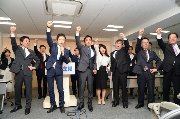若手議員の発声によるガンバロウ3唱