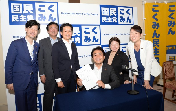 玉木雄一郎代表はじめ先輩方とも身近にさまざまに意見を交わせるのも小さい?党ならではのいいところ!?