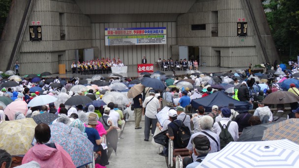 全国から約４千人の組合員が集まった中央総決起大会の様子