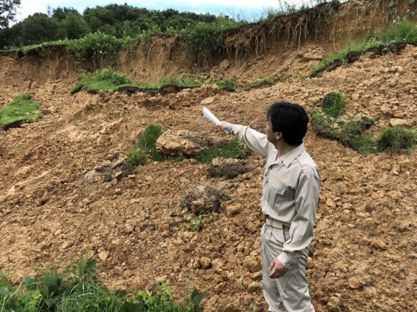 香川県綾川町のため池の状況を調査する玉木雄一郎議員