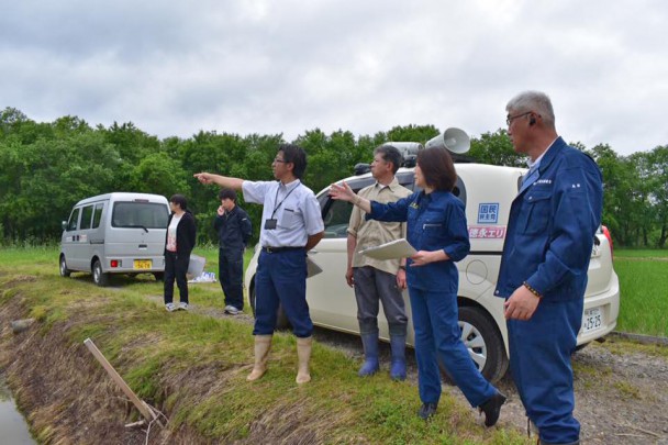 深川市多度志幌成の圃場を視察する徳永エリ参院議員