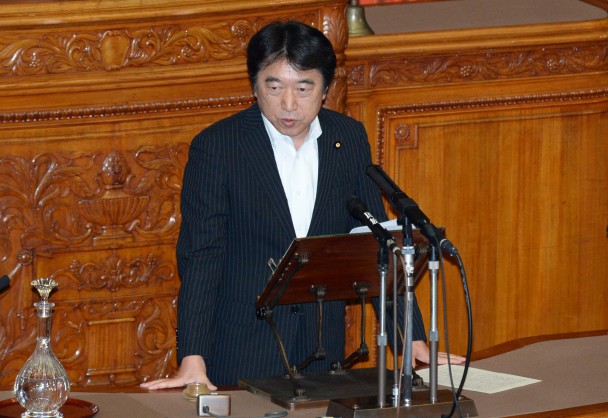 参院本会議で反対討論を行う足立信也政調会長