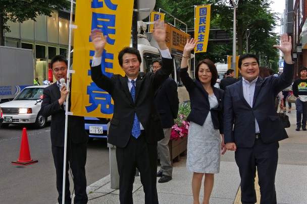 札幌市中央区の交差点で募金活動。大きく手を振って感謝する一同