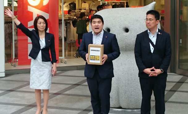 募金への協力を呼びかける道連の徳永代表、山岡副代表、平賀幹事長（左から）