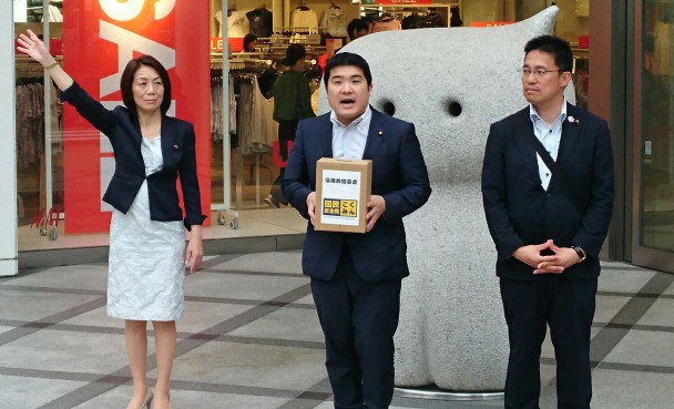 募金への協力を呼びかける道連の徳永代表、山岡副代表、平賀幹事長(左から)