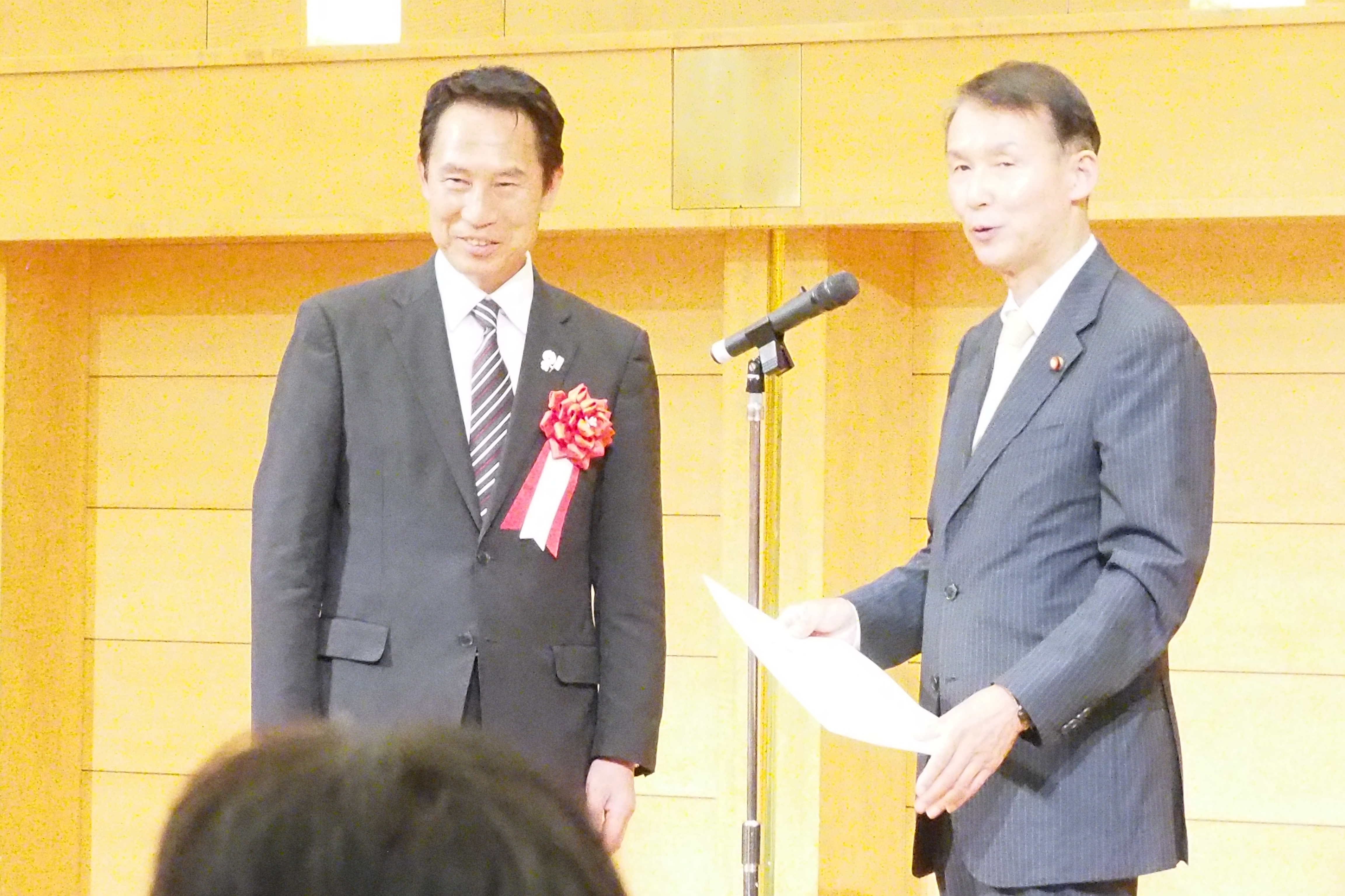 和歌山市長選に立候補を予定している尾花正啓氏と岸本県連代表