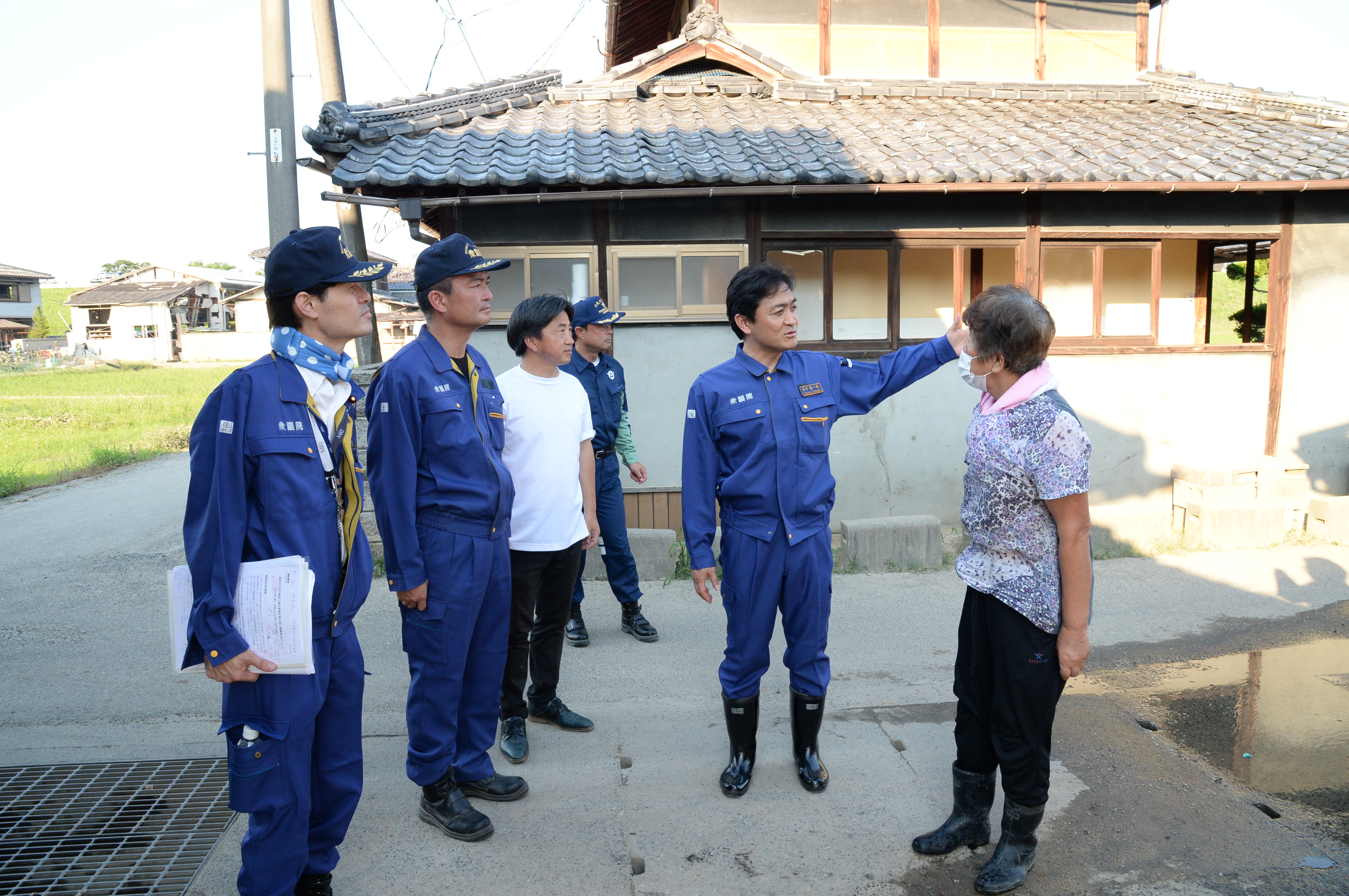 下原地区で話を聞く玉木共同代表