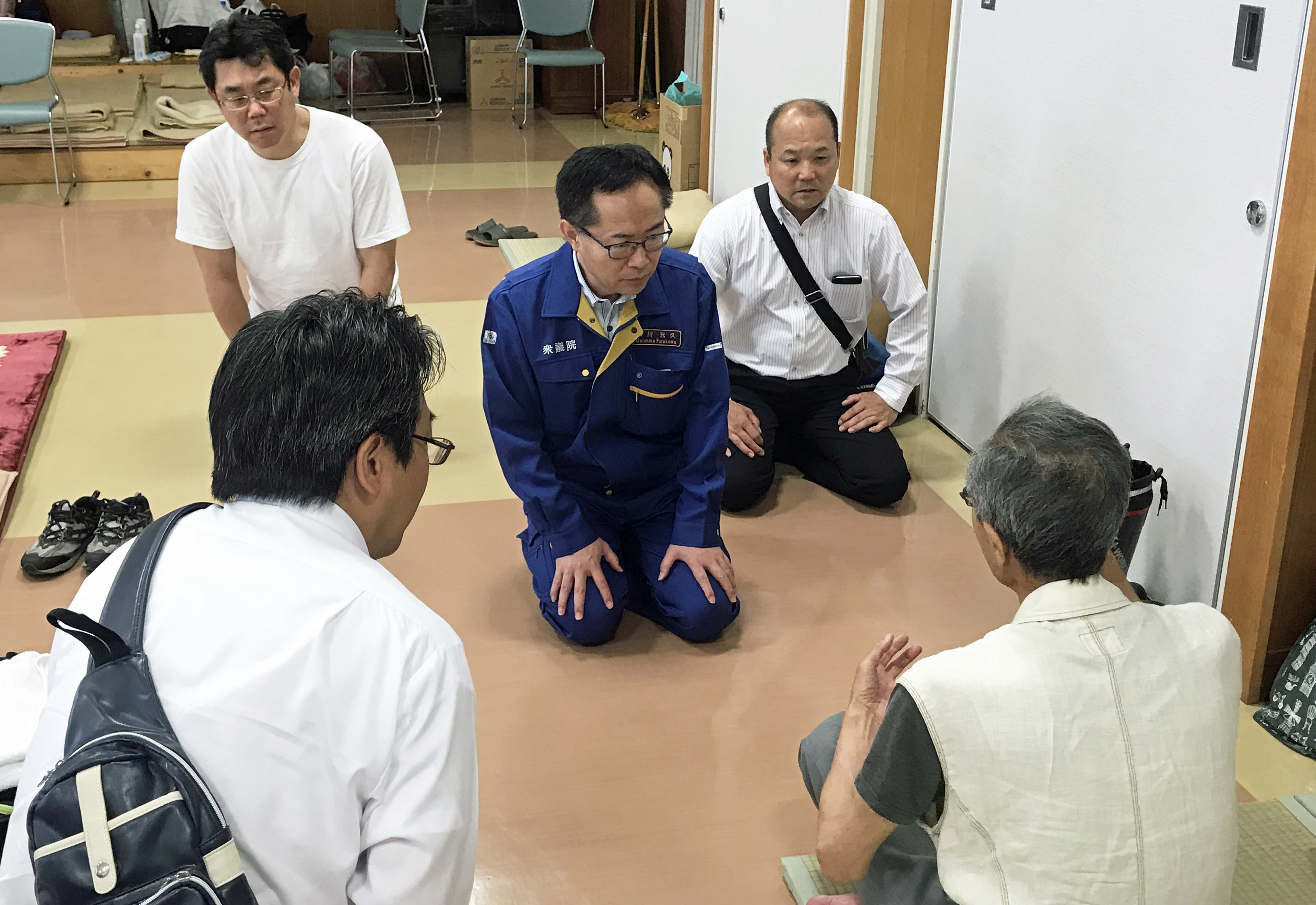 東広島市内の避難施設で被災者の皆さんから話を聞く古川元久幹事長
