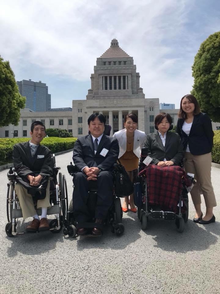 【国会報告】本会議を傍聴しに来てくれた車いすの友人たちと。