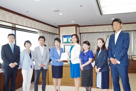 【国会報告】超党派ママパパ議員連盟でとりまとめた「児童虐待防止対策の推進に関する要請書」を上川陽子法務大臣に受け取って頂きました。