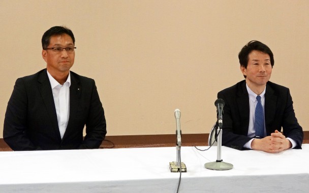 大塚共同代表は県連代表の望月利樹県議とそろって記者会見