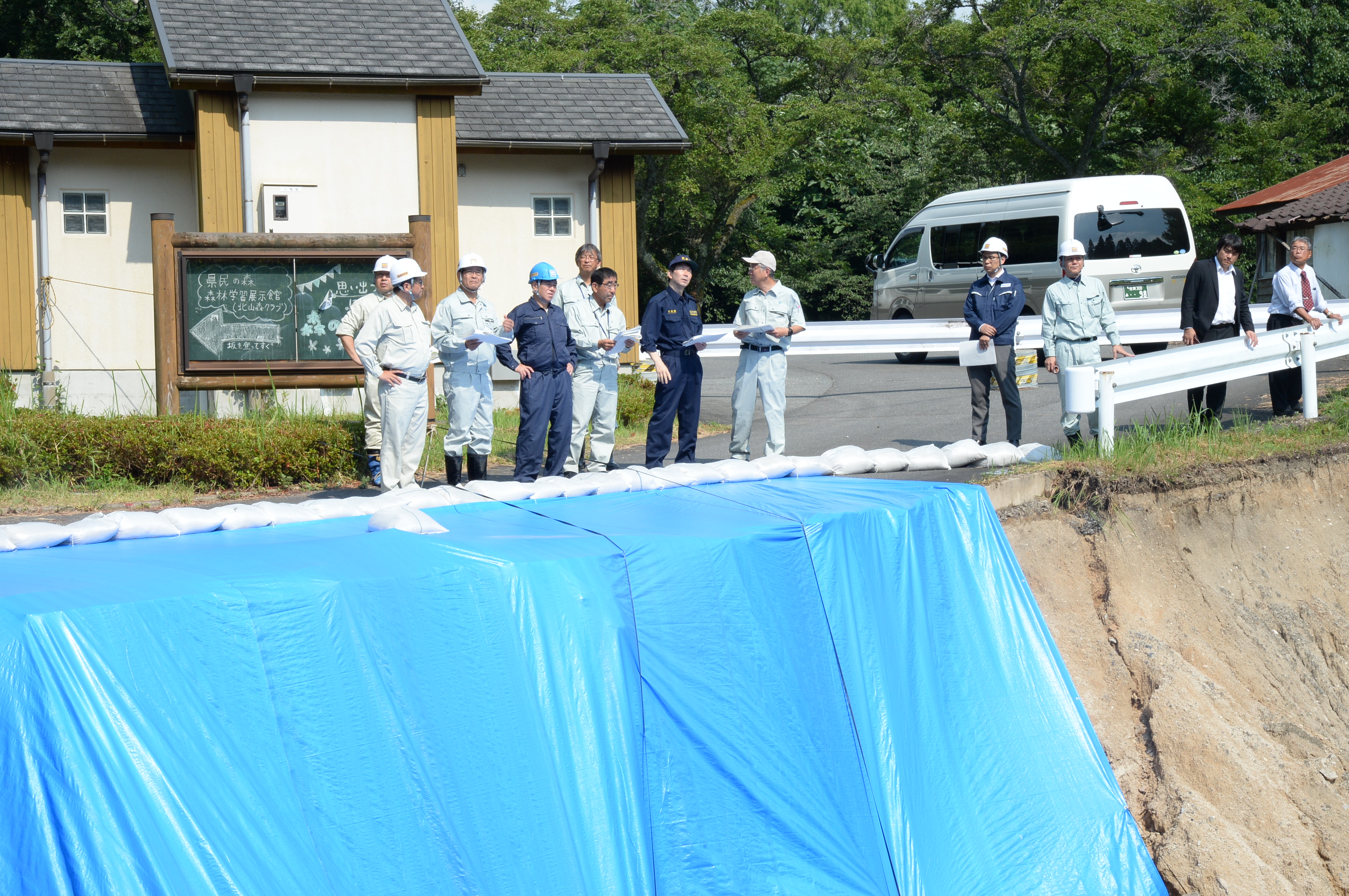 道路陥没現場を視察