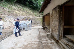 土砂が流れ込んだ住宅を視察