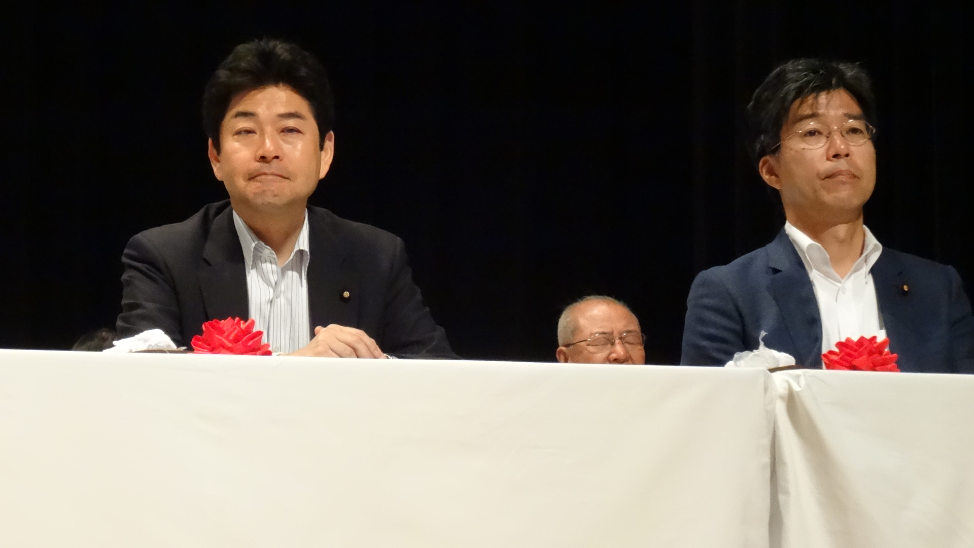 山井和則衆院議員(左)