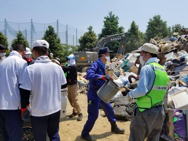 被災ごみ集積場所での積み下ろしの補助作業(岡山市東区)