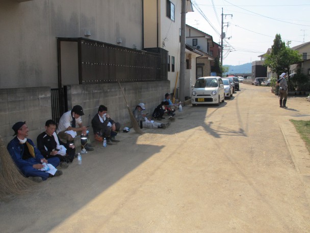 猛暑の中での作業のため日陰で休憩（岡山市東区）