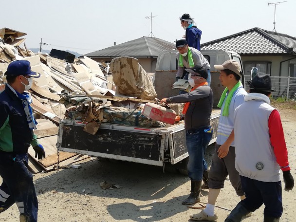 被災ごみを回収場所へ運搬(真備町)