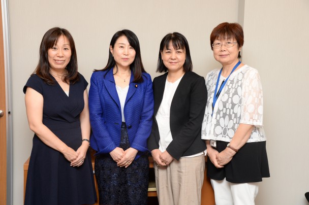 矢田議員(真ん中左)とギャンブル依存症問題を考える会の皆さん(一番左が田中代表)