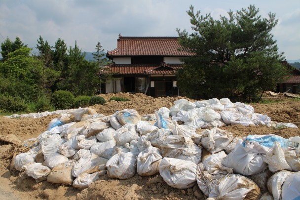 土砂が流入するなどして被害を受けた農地