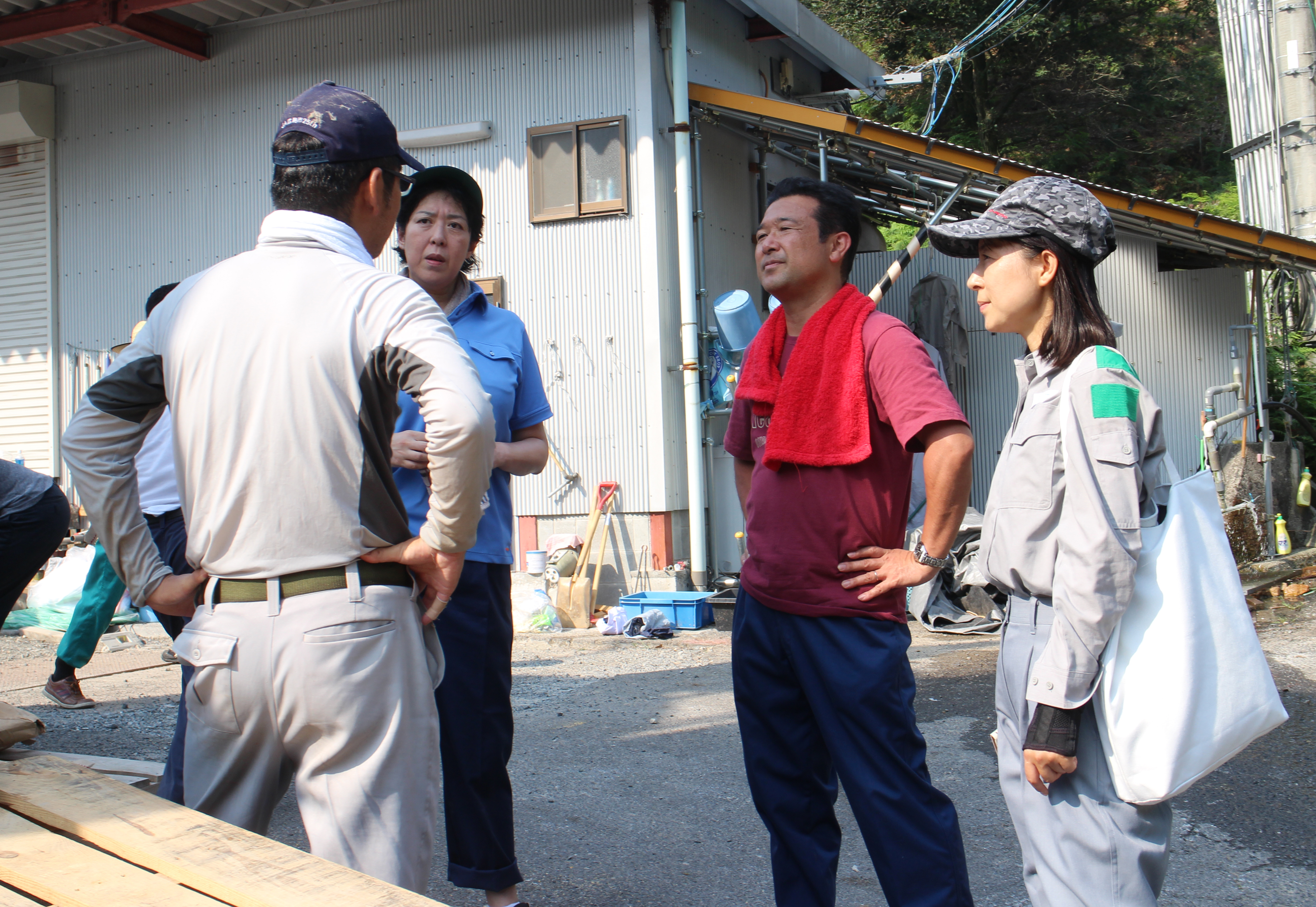 塩村文夏・広島３区総支部長も合流し視察を行う