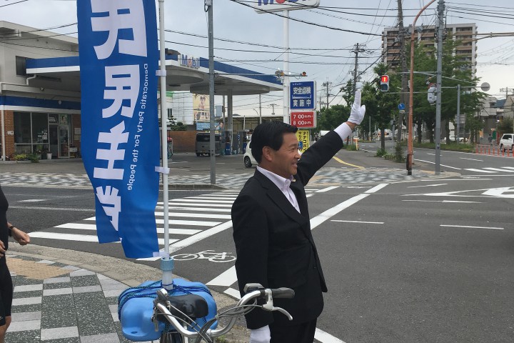 朝の街頭活動を行う浦口高典和歌山県議会議員