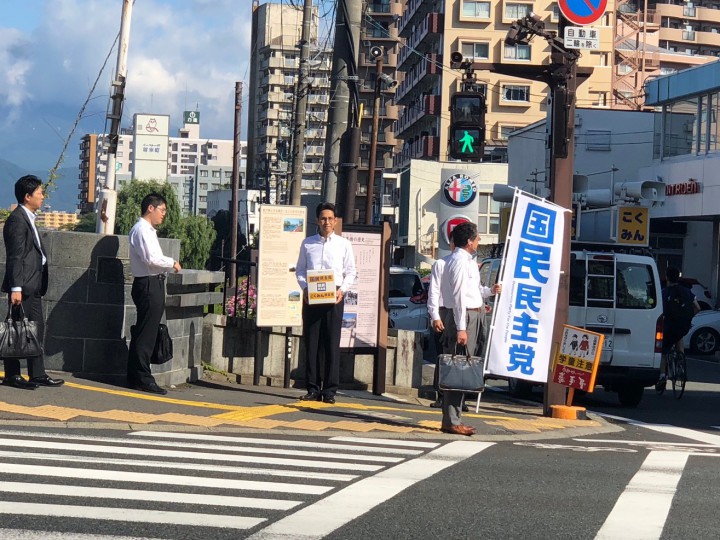 盛岡市盛岡駅前通11付近の北上川にかかる開運橋前で街頭活動