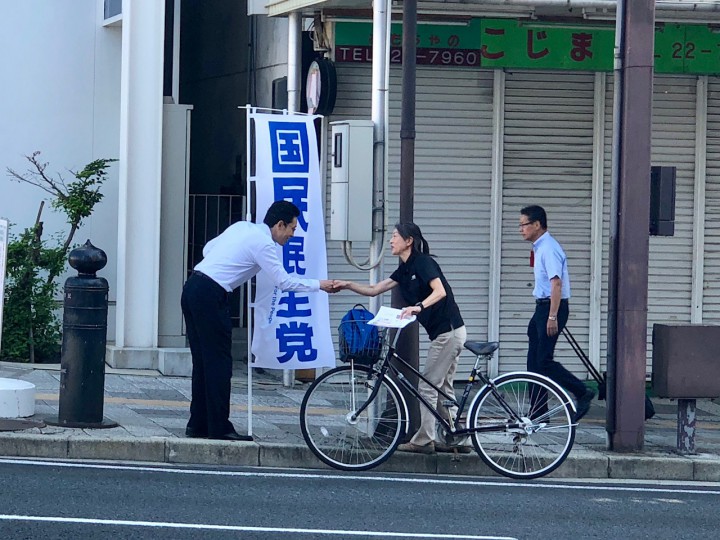 盛岡市盛岡駅前通11付近の北上川にかかる開運橋前で街頭活動