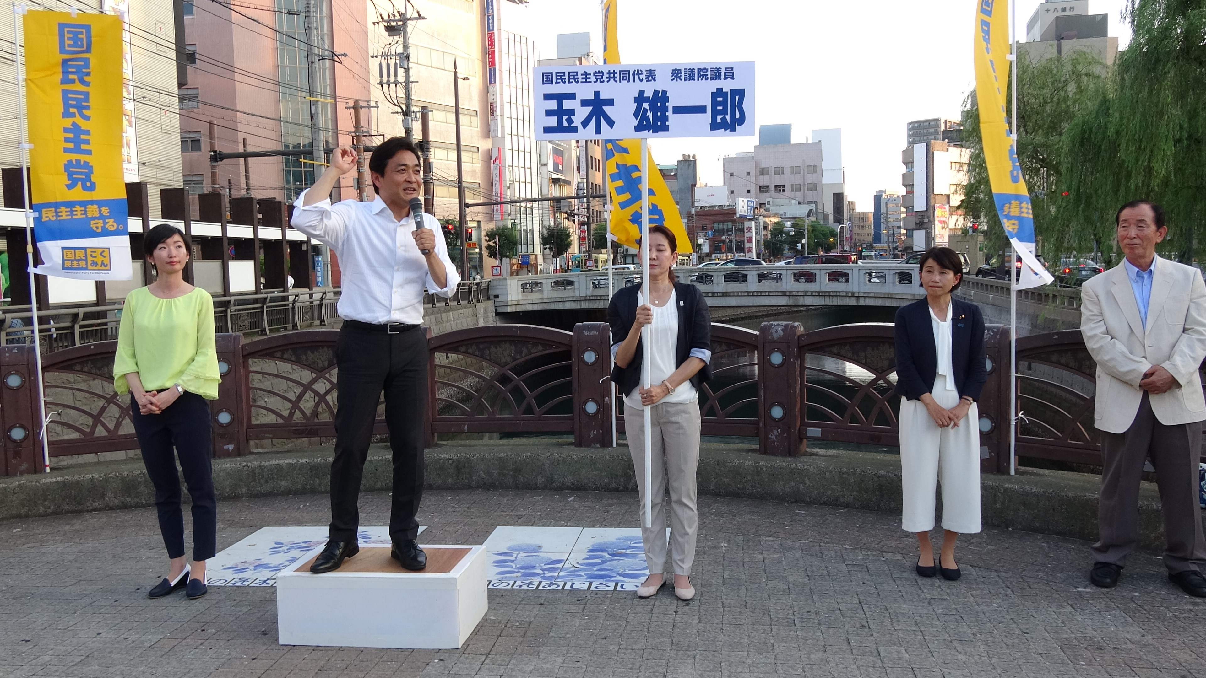 通勤途中の人などが多く行き来する長崎市内の「鉄橋」で街頭演説