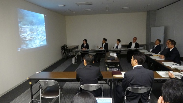 長崎県庁では映像での説明を受け、7・23長崎大水害の被害実態等の説明を受ける