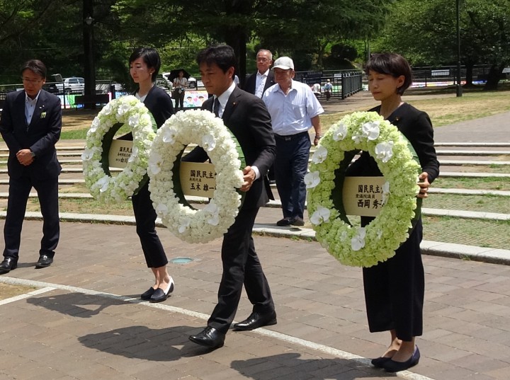 長崎平和公園で原子爆弾落下中心地碑に献花した玉木共同代表、西岡衆院議員、白川公認候補