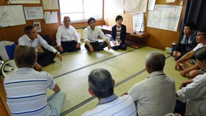 諫早多良見野川内地区公民館では農家の皆さんと車座で困りごと・課題について意見をかわした。