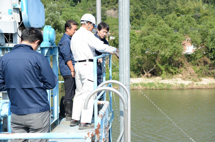 冠水をもたらした河川に被害状況を視察