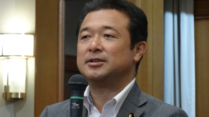 KAKKIN広島平和地方集会であいさつする森本真治参議院議員