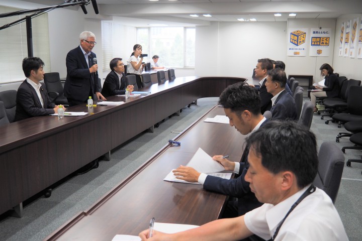 代表選挙事前説明会であいさつする小林選管委員長