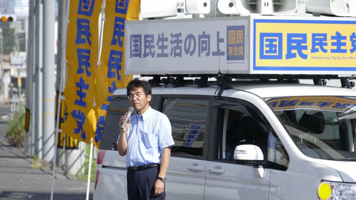 松江市東出雲町の出雲郷交差点で朝街宣する森本秀歳県連代表