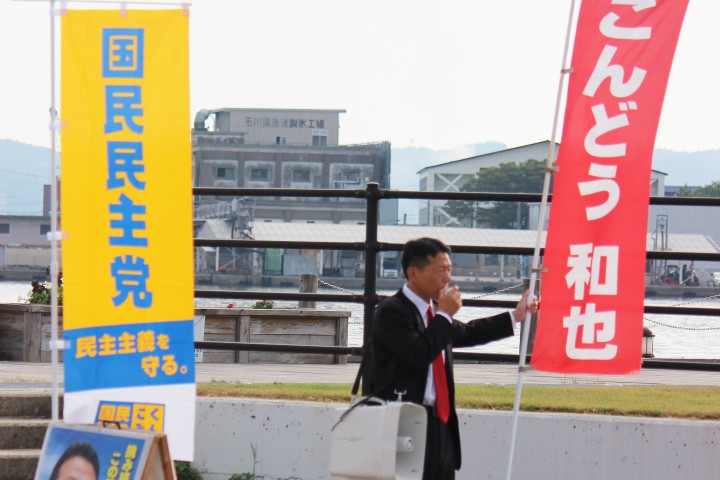 七尾市袖ケ江公民館前で街頭演説を行う近藤和也衆院議員