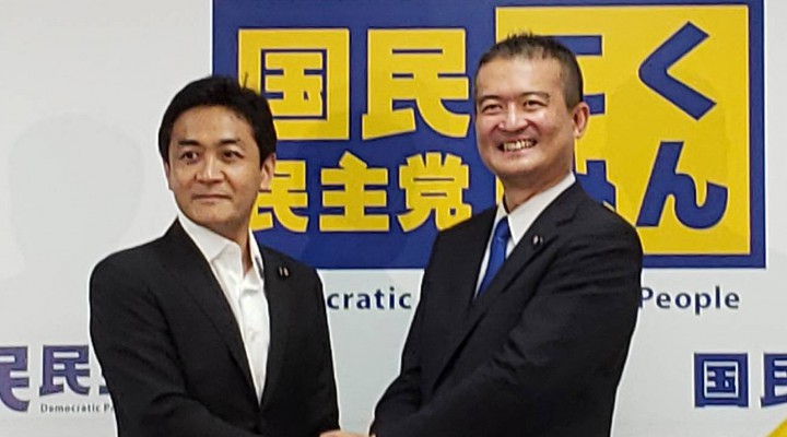 記者会見の最後は候補者2人並んでのフォトセッション