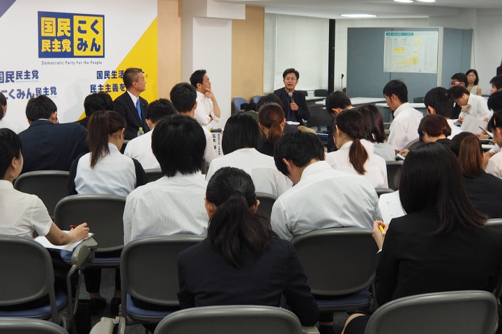 代表選挙候補と議論する学生ら