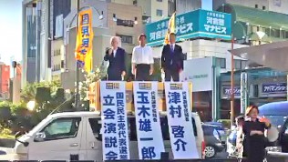 松山市駅前にて街頭演説する両候補