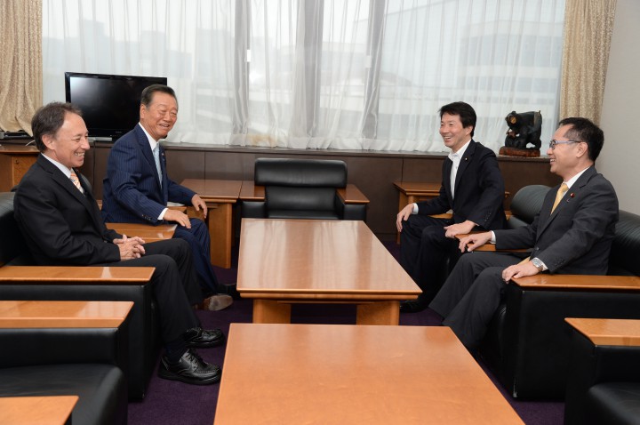 自由党の小沢代表、玉城幹事長の要請を受ける大塚共同代表、古川幹事長