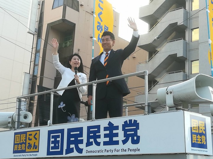 国会議員不在県訪問で富山県の富山駅前で街頭演説を行う泉健太衆院議員、矢田わか子参院議員