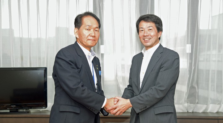 浜田恵造香川県知事と握手する大塚耕平共同代表