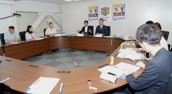 LGBT諸団体有志と意見交換会を行う両候補