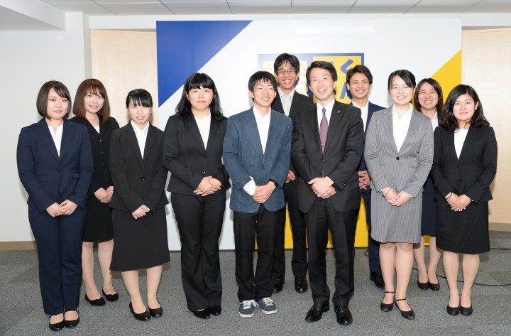 意見交換会後に記者会見ボードの前で記念撮影!