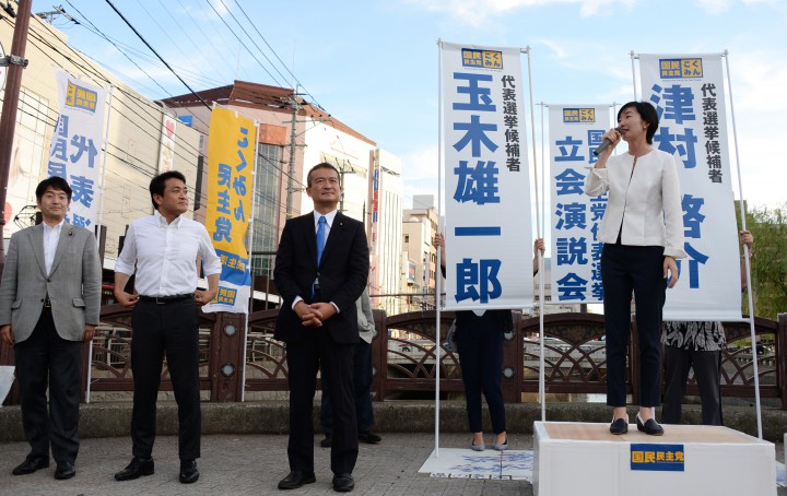 鉄橋での街頭演説会。演説する白川鮎美さん(右)と両候補、奥野総一郎・代表選管委員