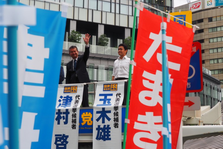 名古屋駅前で街頭演説する両候補