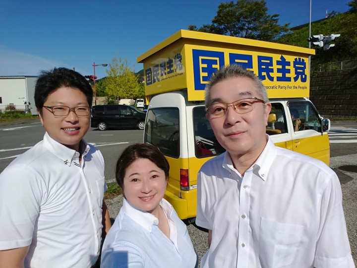 党所属国会議員不在の高知県で牧義夫衆院議員(右)前田強高知県議と活動