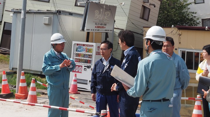 札幌市清田区の液状化災害地を視察する古川災害対策本部長ら