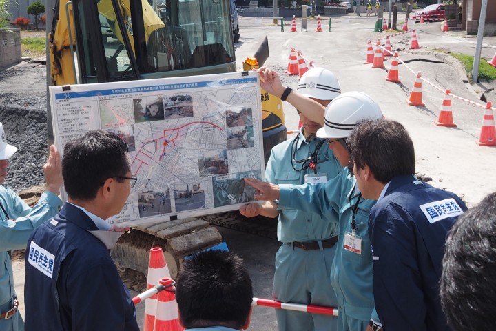 札幌市建設局の担当者から清田区周辺の被害・復旧状況を聞く