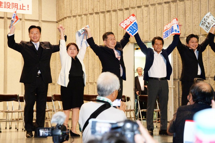 手をつないでアピールする各党の弁士